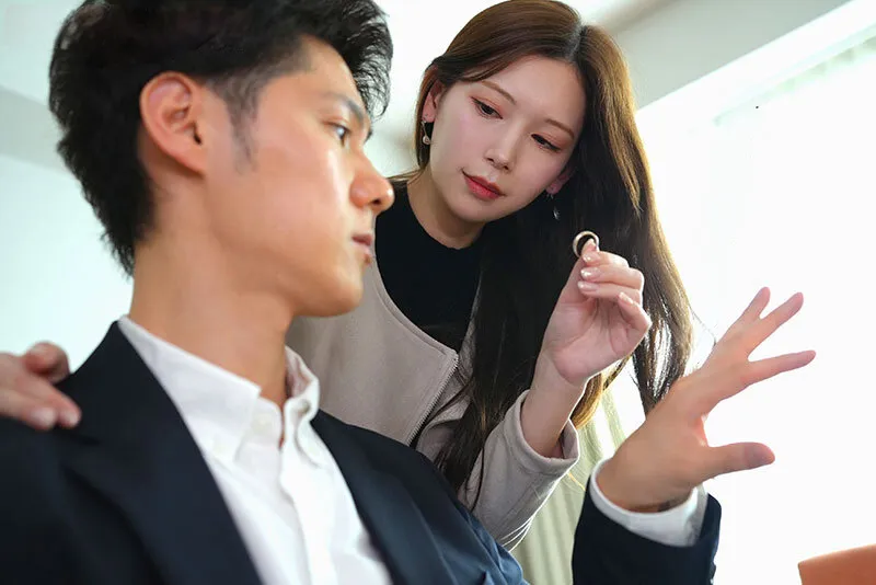 Cô vợ đi đi chơi, ông chồng ở nhà bị nhỏ em vợ yêu gạ đụ không trượt phát nào